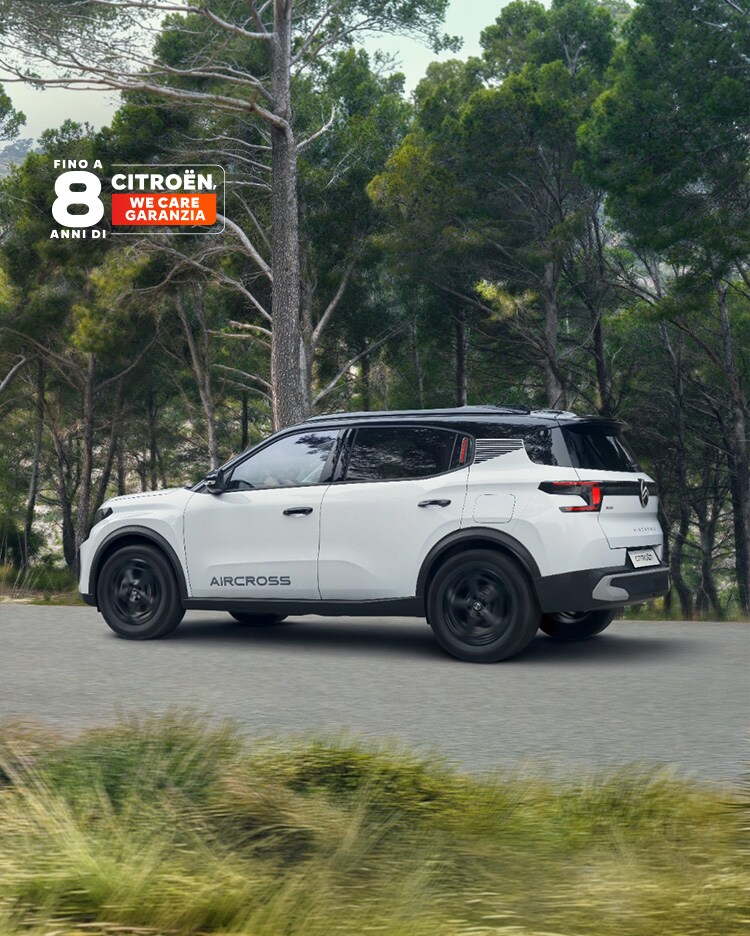 Vista frontale a tre quarti su strada e vista posteriore a tre quarti costiera della Citroën C3 Aircross compact SUV che mette in evidenza il design premiato e la garanzia di 8 anni per una mobilità sicura e conveniente.