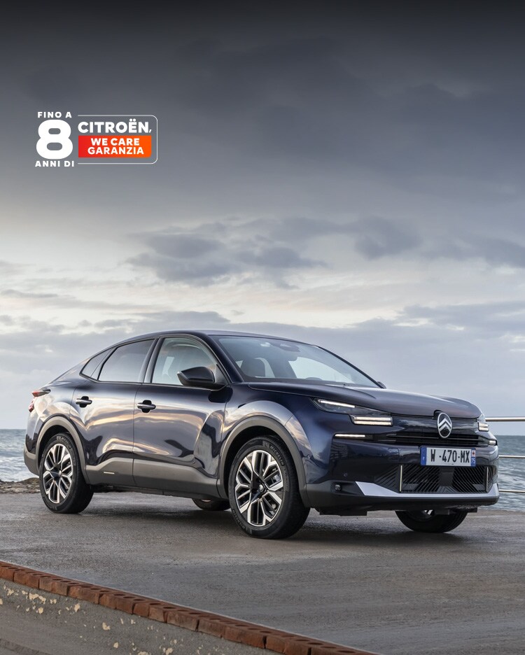 Vista anteriore di tre quarti della Citroën C4 X che mette in evidenza il design fastback moderno per una guida sicura, efficiente e accessibile.