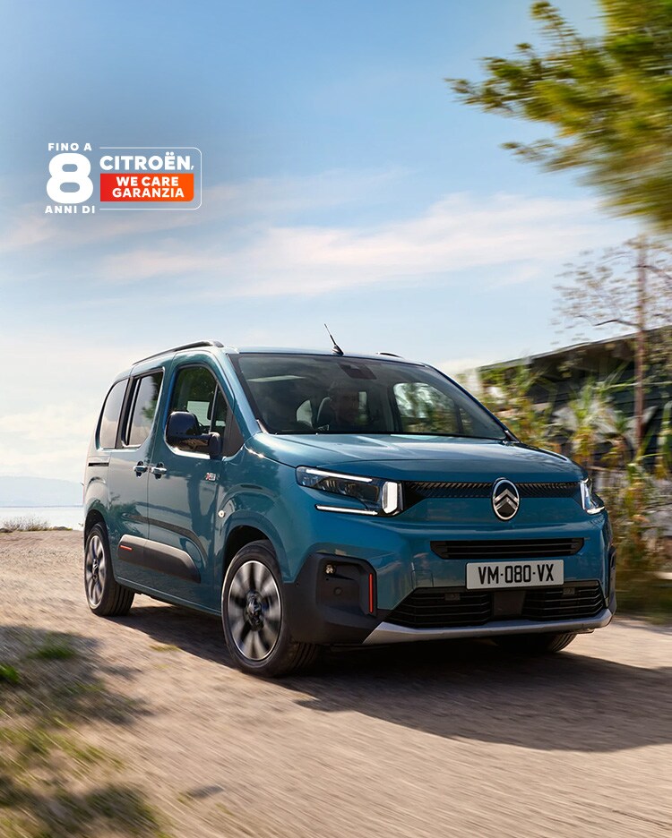 Vista anteriore a tre quarti del Berlingo che mostra un design adatto alla famiglia, comfort, sicurezza, connettività e una presenza moderna e sicura