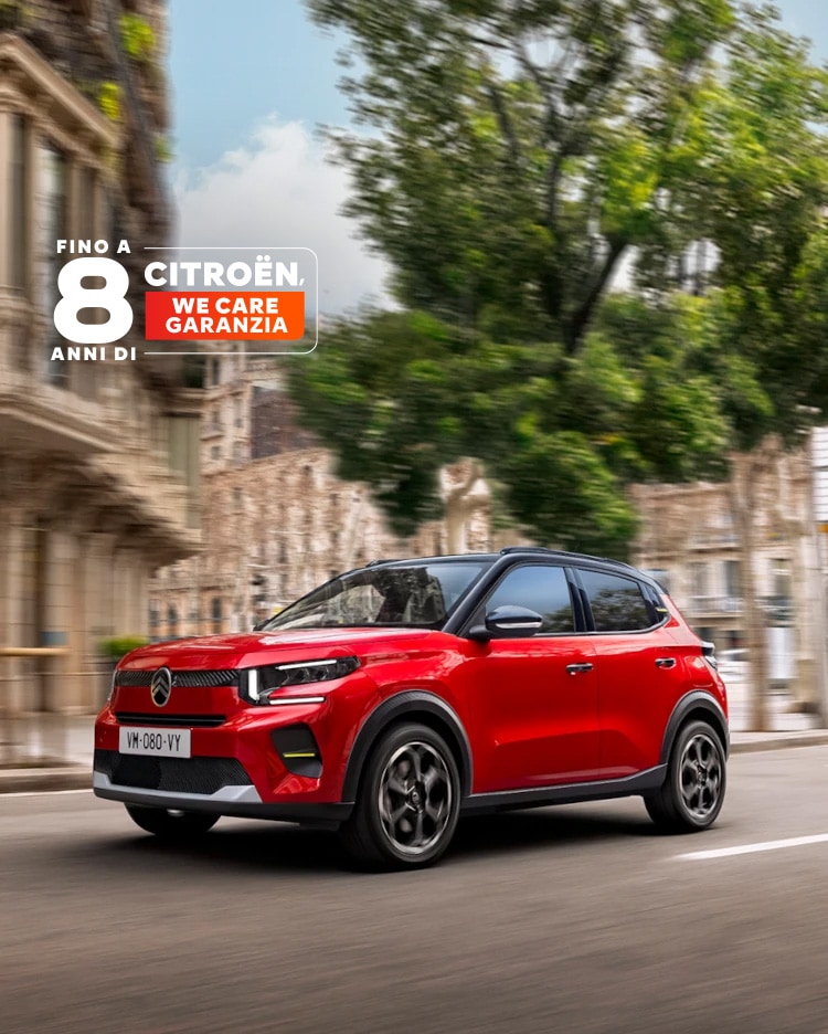 Vista anteriore di tre quarti di Citroën ë-C3 che mette in evidenza un design aerodinamico, per una mobilità urbana confortevole e accessibile.