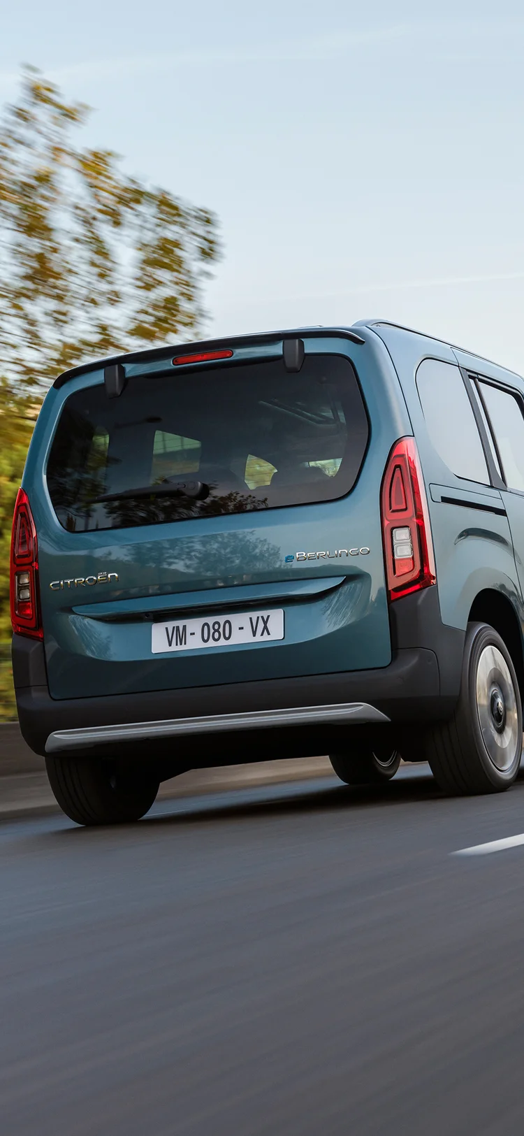Vista posteriore di tre quarti dell'ë-Berlingo che mostra le due lunghezze di carrozzeria, fino a 7 sedili, la sicurezza, l'efficienza e la versatilità affidabile
