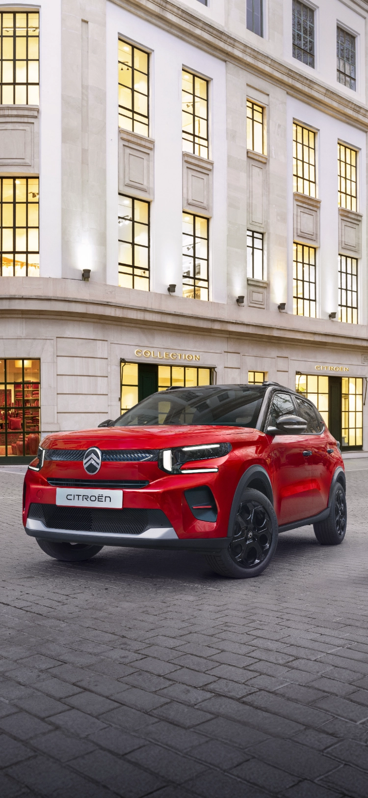 Vista anteriore di tre quarti di Citroën ë-C3 che mette in evidenza il design deciso degli esterni, per una mobilità urbana sicura, efficiente e accessibile.