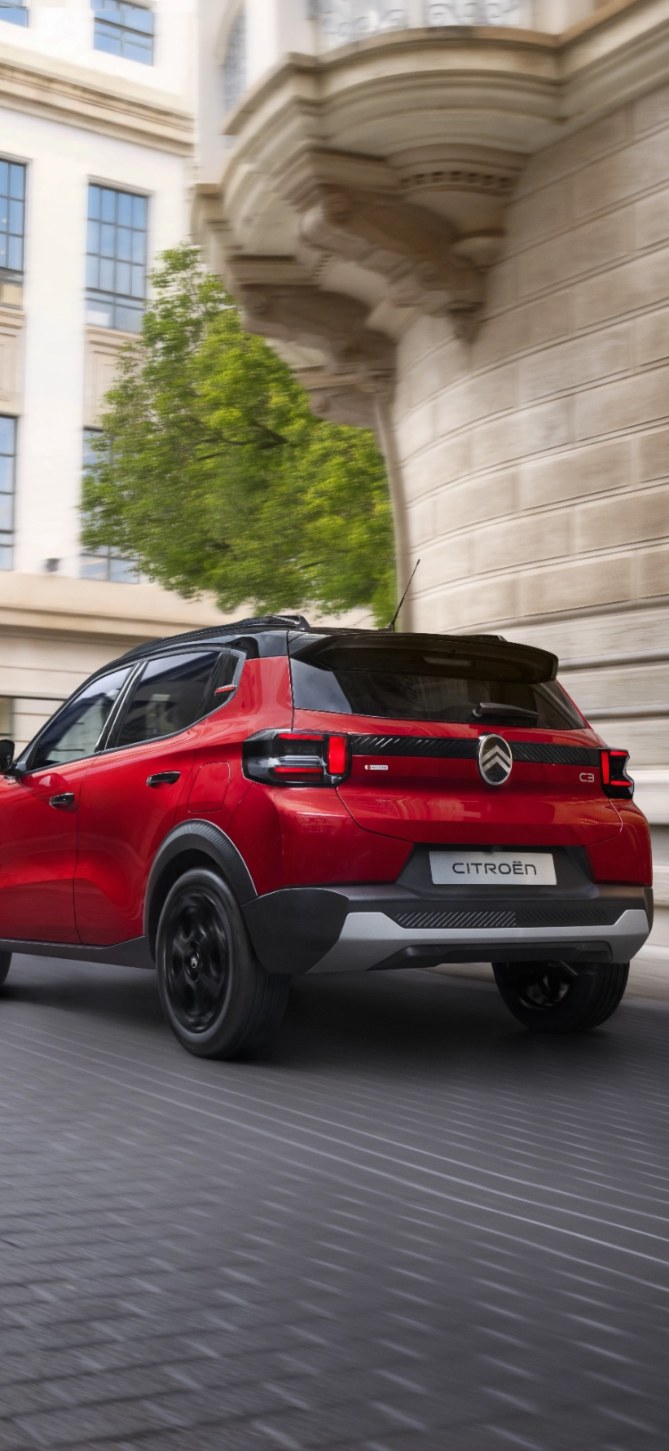 Vista posteriore di tre quarti di Citroën ë-C3 che mette in evidenza l’agilità in città, per una mobilità fluida, sicura e accessibile.