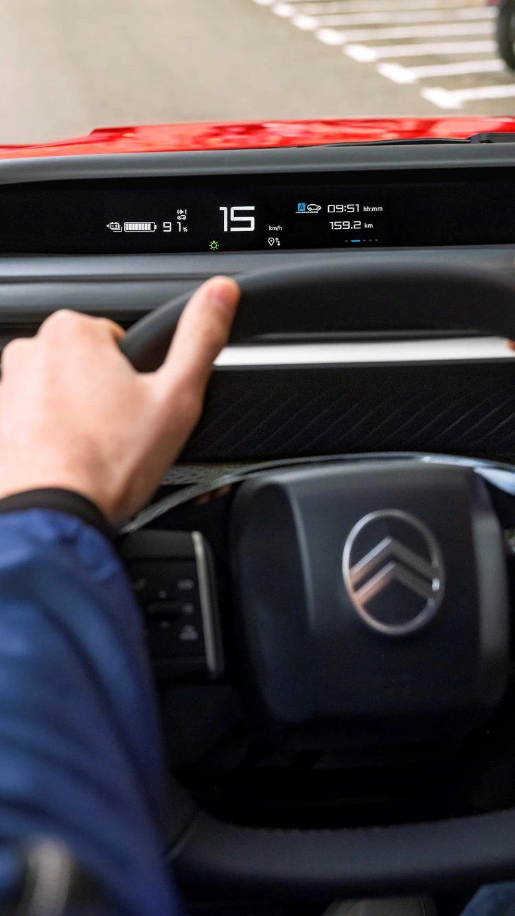 Vista del conducente sulla plancia di Citroën ë-C3 che mette in evidenza il grande display connesso, per una mobilità urbana intuitiva, moderna e accessibile.