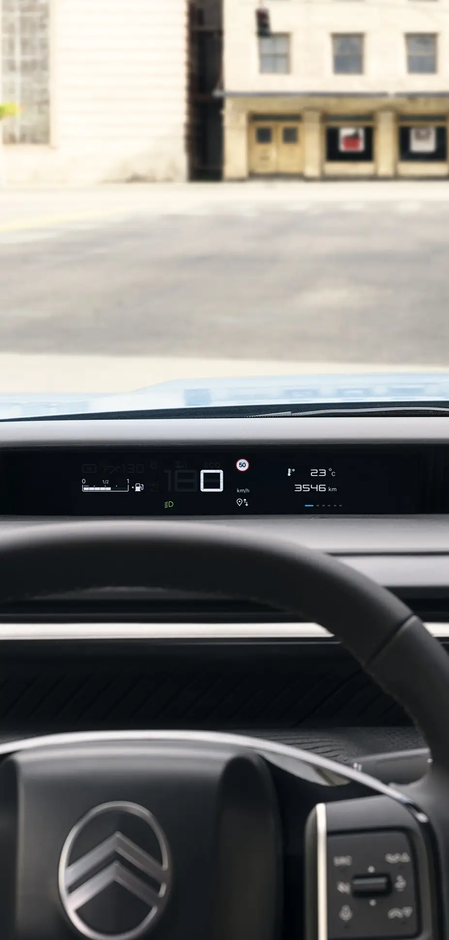 Vista del conducente di Citroën C3 che evidenzia il quadro strumenti digitale e il grande schermo touchscreen, per una guida quotidiana intuitiva, moderna e accessibile.