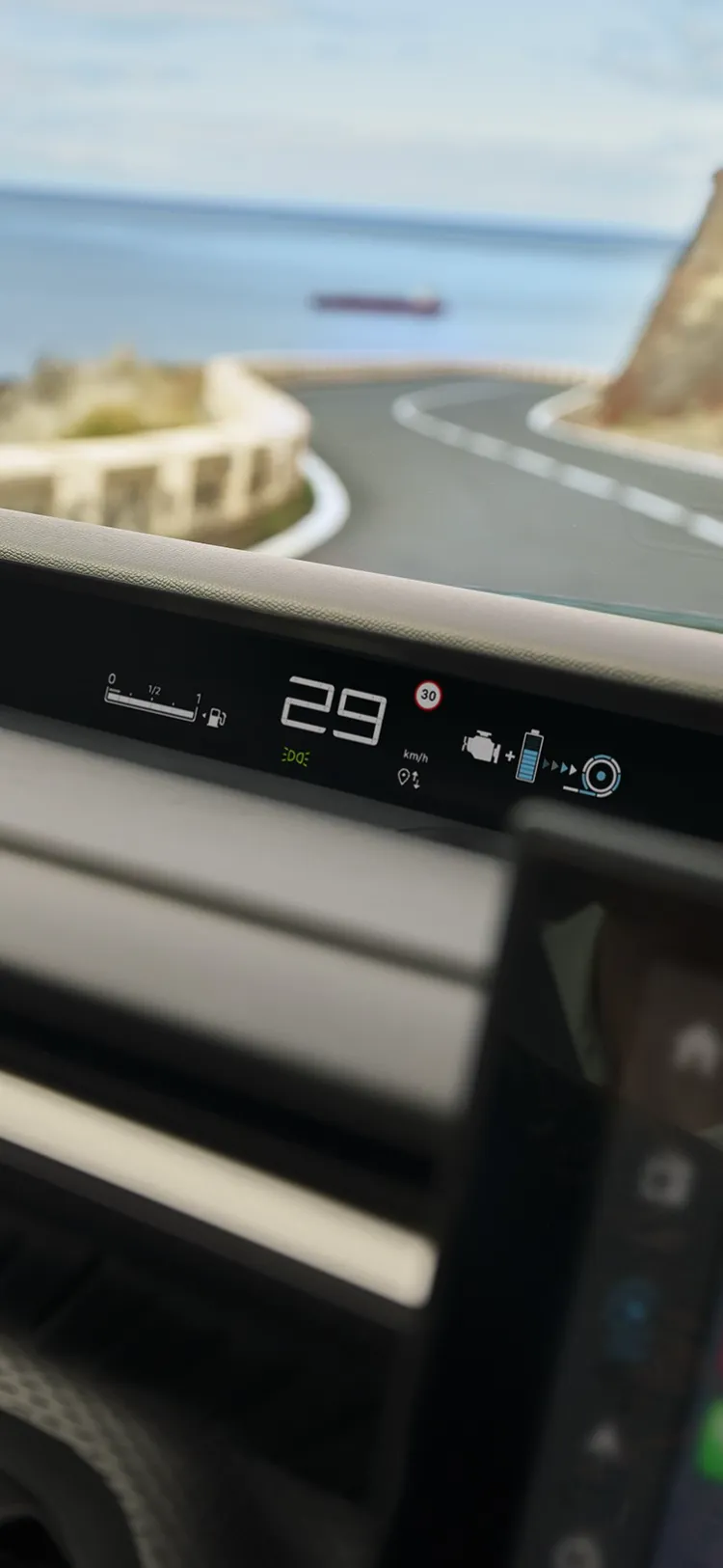 Vista del conducente di Citroën ë-C3 Aircross che mostra display digitale per una guida quotidiana intuitiva, moderna e accessibile.