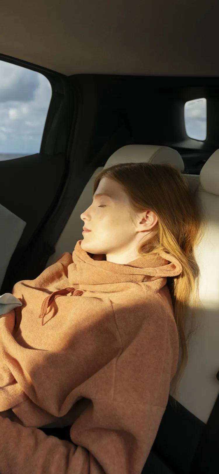 Vista interna posteriore di Citroën ë-C3 Aircross che mette in evidenza lounge‑style seating per una mobilità rilassata, confortevole e accessibile.
