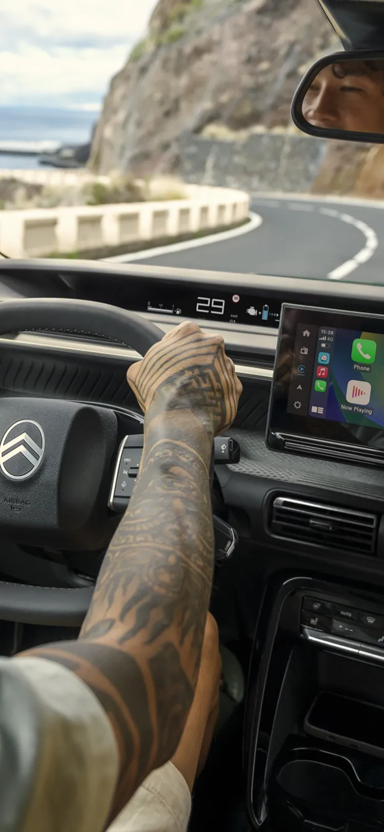Ripresa dal punto di vista del conducente di Citroën C3 Aircross su strade costiere che mette in risalto l’ampio schermo infotainment, per una guida quotidiana intuitiva, connessa e accessibile.