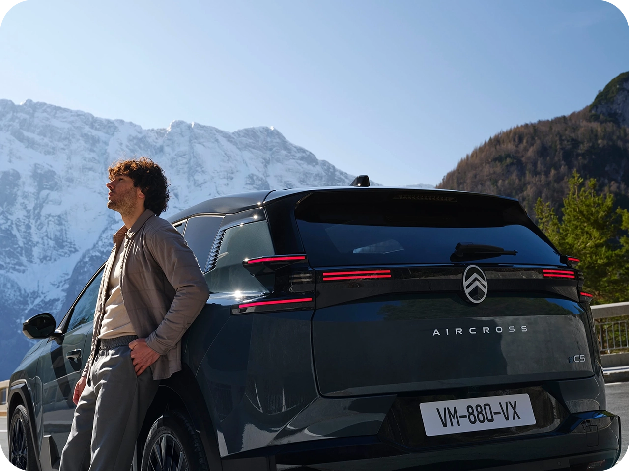 Vista degli interni di un veicolo Citroën che mostra i sedili posteriori mentre le informazioni di manutenzione connesse vengono consultate digitalmente
