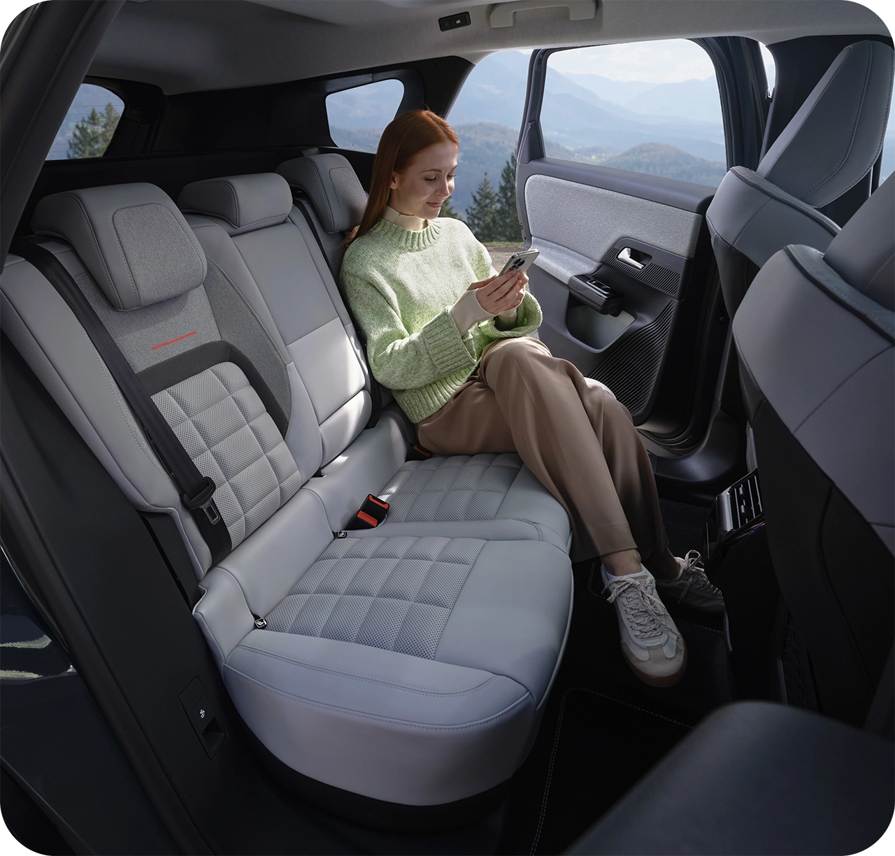 veicolo Citroën in ricarica mentre si utilizza uno smartphone, che illustra connectivity e on‑board touchscreen features