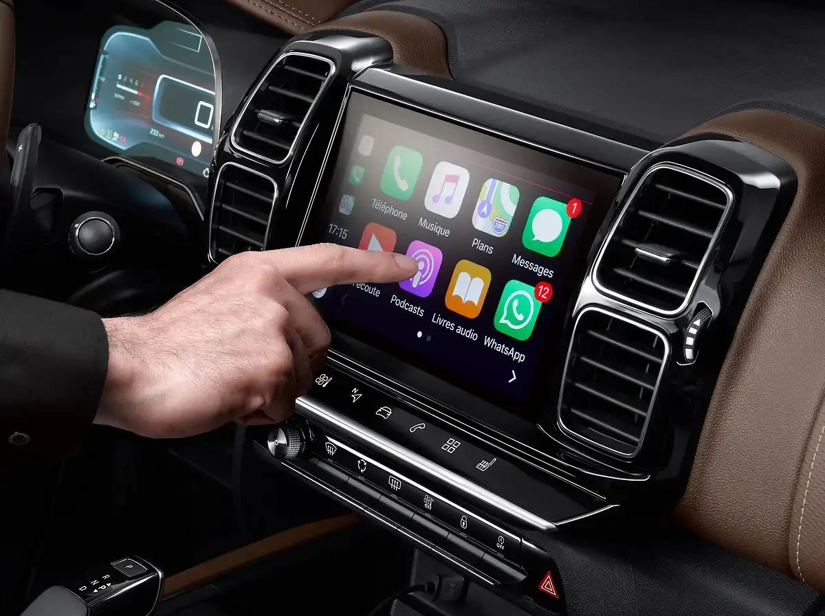 Primo piano di un schermo touchscreen un bordo di Citroën che mostra apps, navigation e connected services interface
